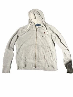 Ralph Lauren Zip-Hoodie - Fin grå Ralph lauren zip Hoodie! Skick 4/5, ett litet hål vid armen men ingen som syns. Storlek M men passar S oxå 