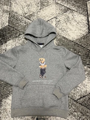 Polo Ralph lauren hoodie  - Helt ny hoodie, använd en gång hemma bara. Säljer den för att den är för liten för mig. Skickar inom 24h. Priset kan diskuteras vid snabb affär! Bomull inutti! 