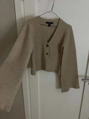 Beige stickad kofta från new Yorker  - Säljer denna stickade kofta från new Yorker ☺️ använd en gång