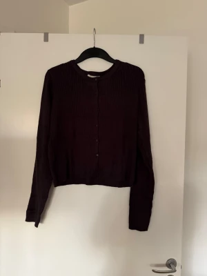 Kofta mörkgrå  - Storlek XL, liten i storlek. Se bild 2 för en mer rättvis bild av färgen. Aldrig använd. 