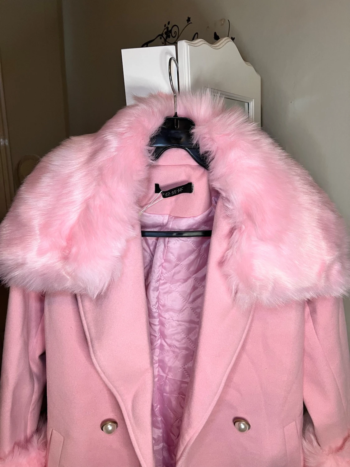 Rosa trenchcoat ,kappa med fuskpäls och pärlknappar och bälte  - 2