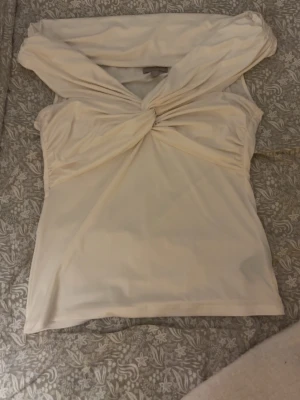 Söt vit topp - En söt vit topp med off shoulder, mycket bra skick och knappt använd😊 från hm