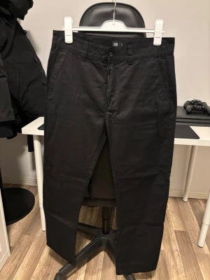 Svarta chinos  - Svarta chinos från 157 i storlek XL. Använda fåtal gånger, använda ej därav till salu! Pm vid fler frågor! 