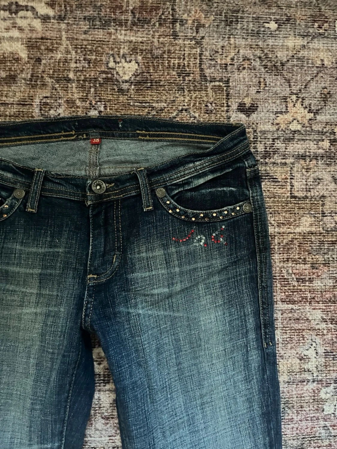 lowrise bootcut jeans med rhinestones - 1