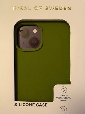 Mobilskal Khaki iPhone 13/14 - Ett oöppnat mobilskal från Ideal of sweden i khaki-grön. Passar iPhone 13 & 14!