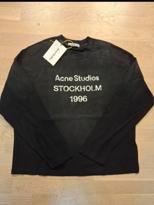 Acne Studios longsleeve  - Säljer en helt ny Acne Studios longsleeve tröja I storleken S. Den är helt ny och endast testad men det finns inget äkthetsbevis tyvärr i och med att det är en julklapp. Meddela gärna om du är intresserad 