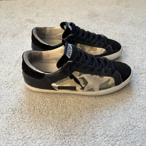 Golden Goose sneakers - Säljer dessa helt otroliga Golden Goose skorna! | Camoflaugemöstrade vilket är rätt sällsynt | Size: 41, sitter TTS! | Väldigt fint skick, inte en skråma | Bara skorna ingår | Postar samma dag! 📬| Skriv vid frågor & fundringar!