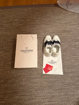 Valentino Rockstud sneakers vit/svart - Hallöö! Säljer nu mina Valentino Rockstud som ja fått i födelsedagspresent pga storleks fel. Andvända 2 gånger utomhus därför de är lite smuts på sulan. Priset är ej hugget i sten, bara slå en pling för fler bilder, eller information! Pris kan sänkas vid snabb affär 