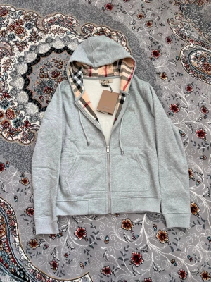 Burberry zip up - Säljer en helt ny burberry zip up. Storlek XS. Den är jätteskön och varm, passar till alla årstider.