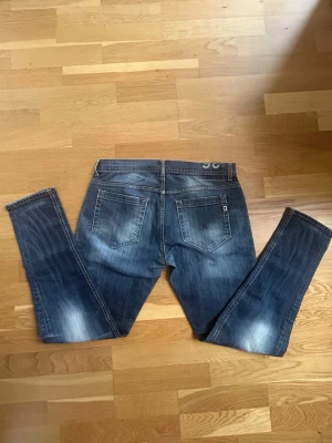  Dondup George - Ett par riktigt schyssta Dondup George jeans! och stl |36| de sitter jättebra på benen och passar jättebra men de är väldigt små i storlek ! Pris 899 och nypris ligger upp mot 3000kr så passa på!🤩🤩