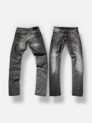 Nudie jeans Grim Tim *WASHED* - Nu säljer vi ett par otroligt feta jeans i märket nudie!😇 Modellen är grim Tim, och de är även washed som man ser på bilderna! 😋Storleken är 31/34! Tveka inte på att höra av dig vid minsta fundering!🤠✌️MÅTT: Waist ca 38cm Rise: ca 21cm Thight: ca 27cm Inseam: ca 82cm  Leg opening: ca 15cm