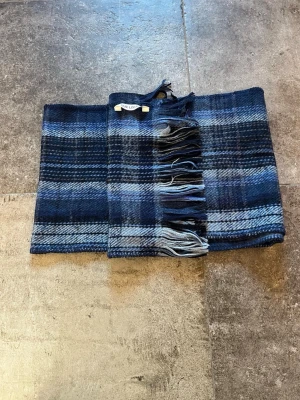 Our Legacy Halsduk - Tja! säljer nu min riktigt schyssta our legacy halsduk, perfekt nu till kalla tider👏 Ena sidan på halsduken är mjuk så den sticks knappt🫡