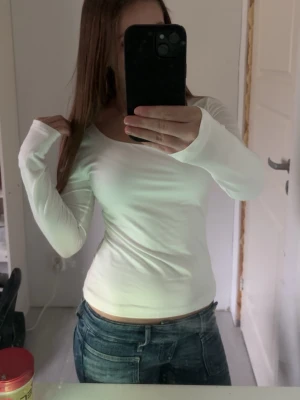 Vit långärmad topp💓 - Säljer en vit långärmad topp💕modellen är tight och sitter snyggt mot kroppen💗 materialet är mjukt och stretchigt bomull💗 men har ett lite tjockare tyg💗 mysig att ha på hösten eller våren💕vet inte varumärket så lappen är borta💓