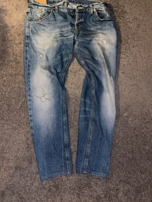 Dondup jeans - Säljer ett par blå jeans från Dondup med snygga slitningar, sitter inte slim utan mer rakt å skönt! Också så sitter dem som en w33 