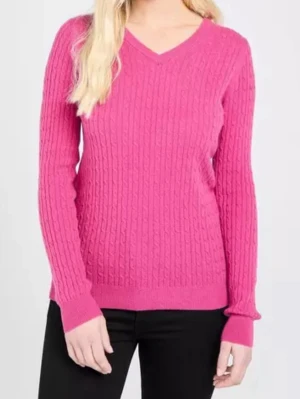 Rosa stickad tröja från Cambridge - Säljer en rosa stickad tröja från Cambridge Dry Goods i storlek M. Tröjan har ett snyggt kabelstickat mönster, v-ringad hals och långa ärmar. Perfekt att styla med jeans eller kjol för en chill look.