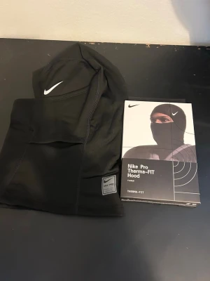 Nike ski mask  - Nike skimask i svart färg.                             Bara att höra av sig vid funderingar 