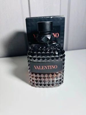 Valentino Born in Roma Coral Fantasy - Stilren och modern herrparfym från Valentino. Flaskan rymmer 100 ml och har en unik design som sticker ut. Perfekt för dig som vill ha något exklusivt och trendigt i din samling.
