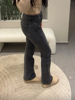 Svarta bootcut jeans - JEANS FRÅN STRADIVARIUS❤️