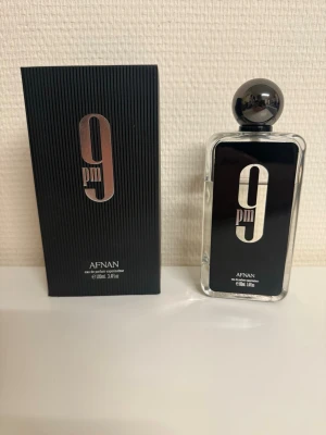 Afnan 9PM Eau de Parfum - Jättegod parfym som luktar precis som tuggummi. Uppskattningsvis 70/100ml kvar. Perfekt för dig som vill ha tjejer springandes efter dig och lukta sött hela vintern. 