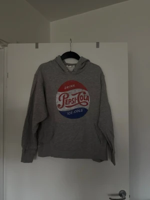 Hoodie grå  - Storlek XL, liten i storlek. Sparsamt använd. 