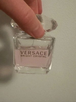 Versace Bright Crystal  - Versace Bright Crystal Eau de Toilette. Över hälften kvar i flaskan som ursprungligen innehöll 30 ml :) Tillverkad i Italien. Snygg och smidig flaska med rosa innehåll, perfekt storlek för att ta med sig. En ikonisk doft från Versace som sticker ut i mängden.