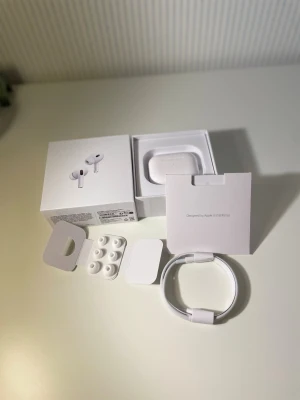 AirPods Pro 2(usb-c) - Säljer dom bästa av dom bästa 1:1 airpodsen. Aldrig använda. Fås med allt på bild. Aktiv brusredocering. Finns till och med artikelnummer och det står på baksidan designed by apple in california. 