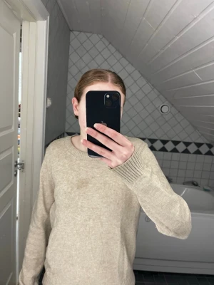 Stickad tröja Vila - En fin stickad tröja från vila. Det är använd men är fortfarande i bra skick. 