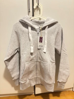 Russemerch hoodie  - Oanvänd, storlek S! Funkar för både tjejer och killar🩶