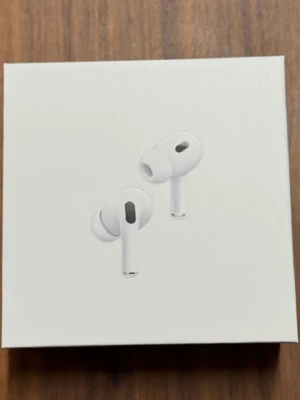 AirPods Pro (2nd generation) med MagSafe-laddningsetui (USB-C) - Säljer ett par helt nya AirPods Pro (2nd generation) med MagSafe-laddningsetui (USB-C). Oöppnad originalförpackning. Aktiv brusreducering, transparensläge och hög ljudkvalitet. Perfekt för både musik och samtal. Passar alla Apple-enheter.