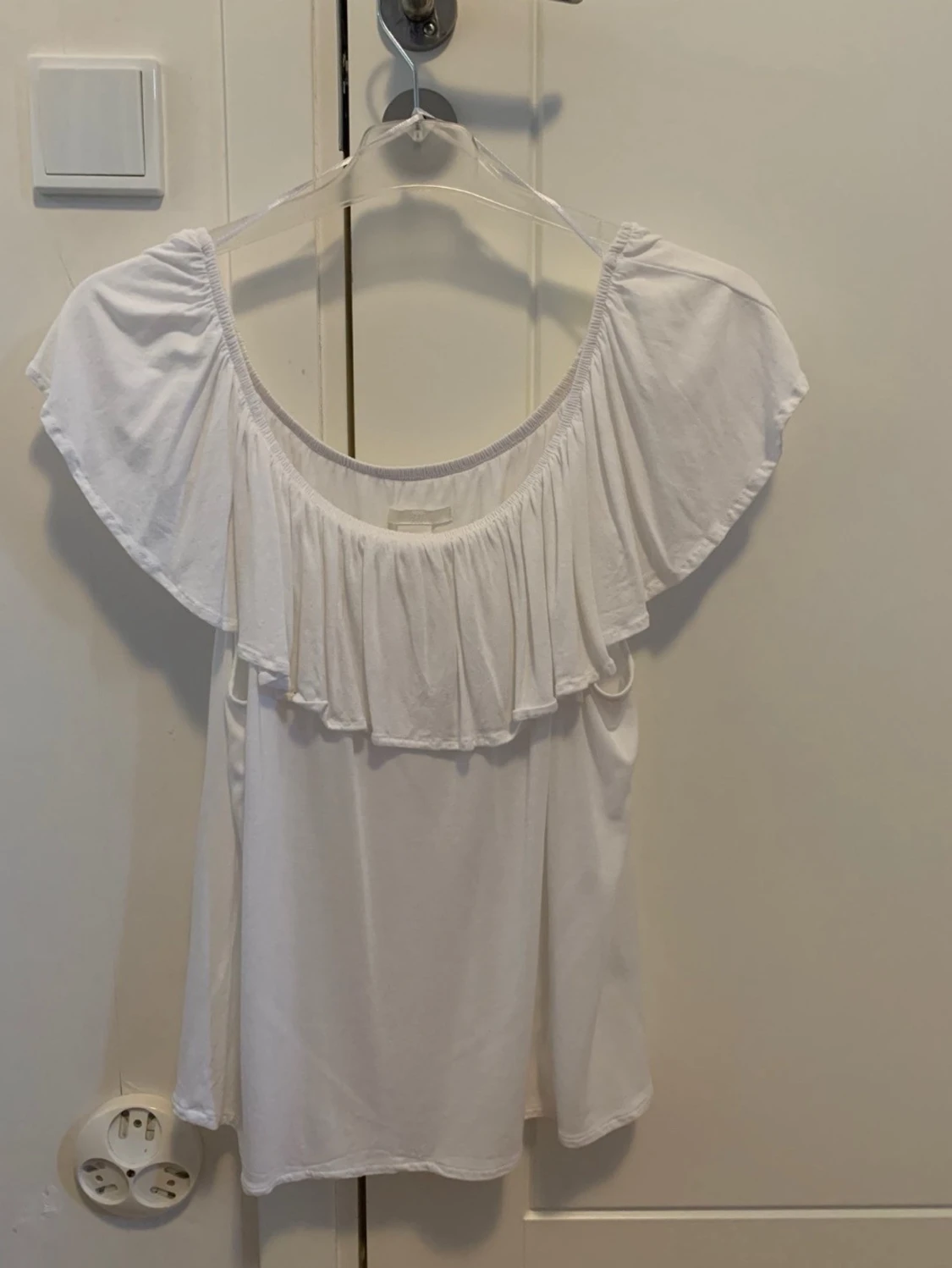 Vit topp med volang från H&M