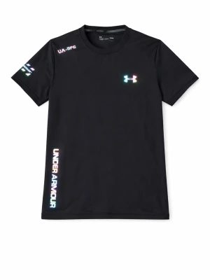 Svart Under Armour t-shirt med tryck - Svart t-shirt från Under Armour med coolt regnbågsskimrande logga och textdetaljer på bröstet, ärmen och längs sidan. Modellen är kortärmad och har en klassisk rund hals. Materialet är mjukt och lätt polyester, perfekt för aktiva dagar och träning.