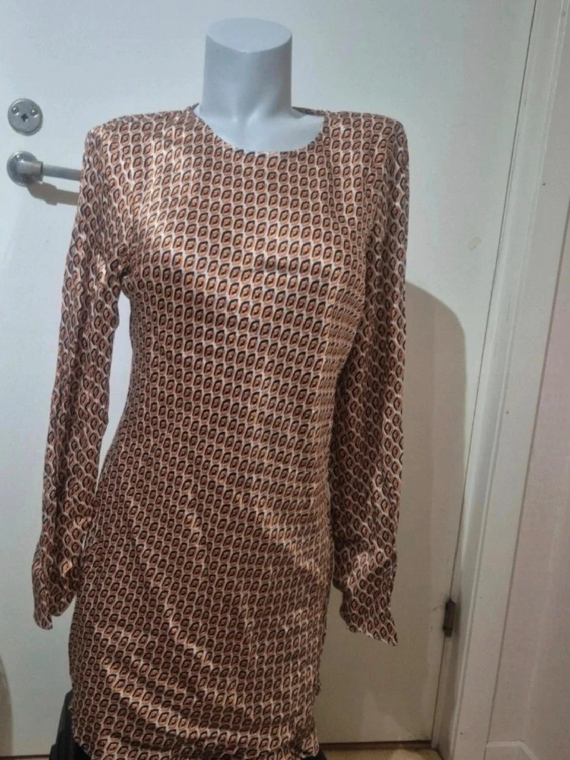 Mönstrad kortklänning från Forever New - 1