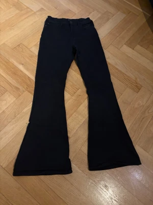 Svarta jeans Lindex stl 158 - Svarta utsvängda jeans från Lindex.