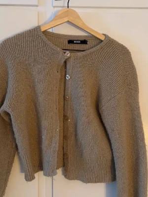 Beige glittrig kofta från Bik Bok - Skit söt😍