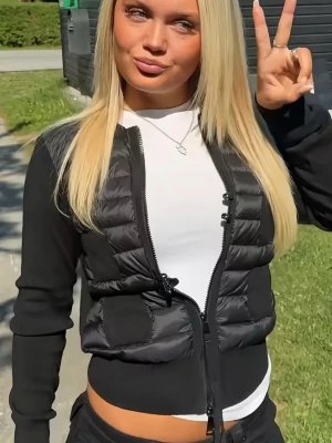 Svart cardigan från Moncler - Svart cardigan från moncler, har nfc, qr kod och scann ❤️ självklart äkta. 