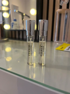 Essnce Cozy Goddess  - Smidig och trendig parfym i 8 ml flaskor från essnce. Två stycken i doften cozy godess för 150 kr 💕 Superr god!! 