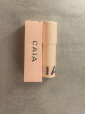CAIA Dewy Stick highlighter - CAIAs dewy look highlighter stick- Dew It Yourself.  Enkel att applicera direkt på huden för en fräsch glow. Perfekt att ha med i väskan för touch-ups. Helt oanvänd, ordinarie pris 279kr. 💕
