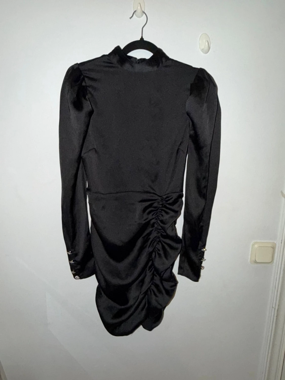 Svart satin klänning med puffärm