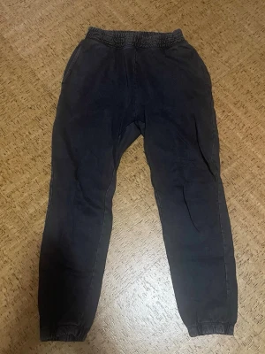 Grå/svarta mjukisbyxor - Svarta mjukisbyxor sköna att användas till vardags. 