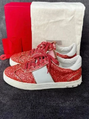 Valentino Flycrew Glitter Rosa| stl 38 - Storlek: 38 Skick: Mycket bra skick. Tillbehör: Box, Dustbag, Extrasnören, och kort (original) Köpte dessa av företaget Sthlm Valut AB. Säljer då de tyvärr var för små för mig som vanligt vis har 39 och inte 38❤️