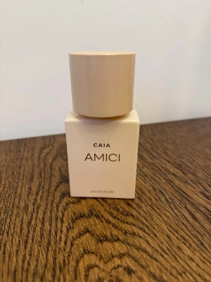 CAIA AMICI Eau d'Eveline parfym 50ml - CAIA Parfym Amici Eau d'Eveline. Perfekt för dig som gillar trendiga och moderna dofter. I princip oanvänd, ca 90% kvar i flaskan 