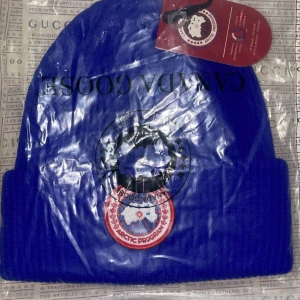 Canada goose vintermössa  - Helt ny Canada goose vintermössa i rött märke.mycket fin mössa speciellt i person. Onesize / unisex Finns i Göteborg annars frakt som alternativ. 