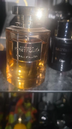 Al Haramain Portfolio Royale Stallion - Al Haramain Portfolio Royale Stallion 75ml, mycket fin lukt och håller jävligt länge, den luktar nästan som parfums de Marly pegasus men lite mildare, köpte den för 1300, Finns ute för 900kr, mitt pris 370kr, fungerar för både man och kvinna men bäst för män.