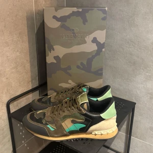 Valentino Rockrunner - Tja! Säljer dessa riktigt schyssta mörgröna Valentino Rockrunner! Skorna är i väldigt fint skick! Allt og medföljer samt äkthetsbevis. Size 42. Skriv vid funderingar!