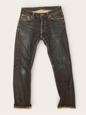 Nudie Grim Tim Selvage jeans - Säljer ett par mörkblå Nudie Grim Tim Selvage, Sjul wash! Storleken är w30 L30 bara att skriva till mig om du har någon fråga eller fundering angående jeansen! Pris kan självklart diskuteras!