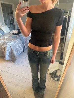 Svart one shoulder croppad topp - Säljer en svart, tight och croppad topp med one shoulder-design. 