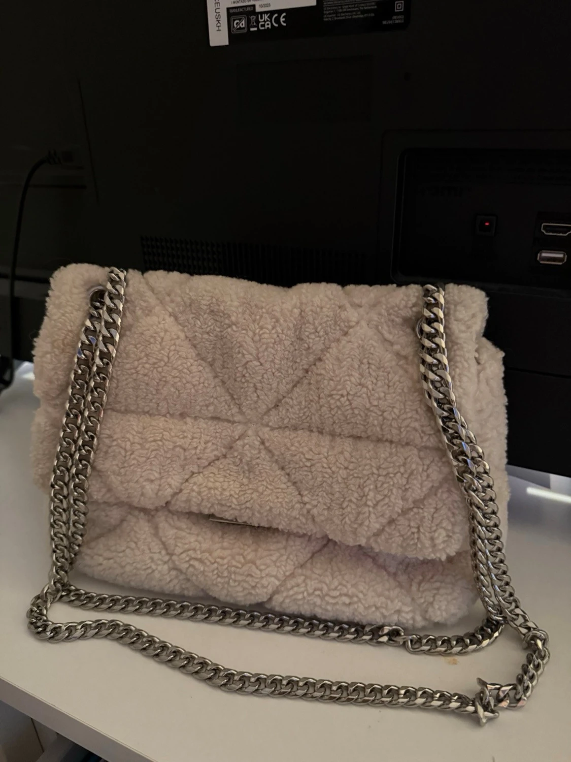 Beige axelväska med kedja - 1