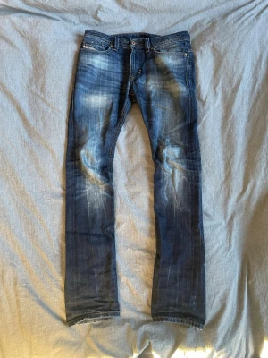 Selvegde Diesel Jeans Vintage  - Säljer ett par snygga vintage/selvadge Diesel jeans med slitningar och blekta detaljer. Modellen är slim/tapered. De säljs inte längre så är därmed rätt så ovanliga och svåra att hitta. Det är w27 l32 men passar bättre som w28 då de är bredare än vanligt.