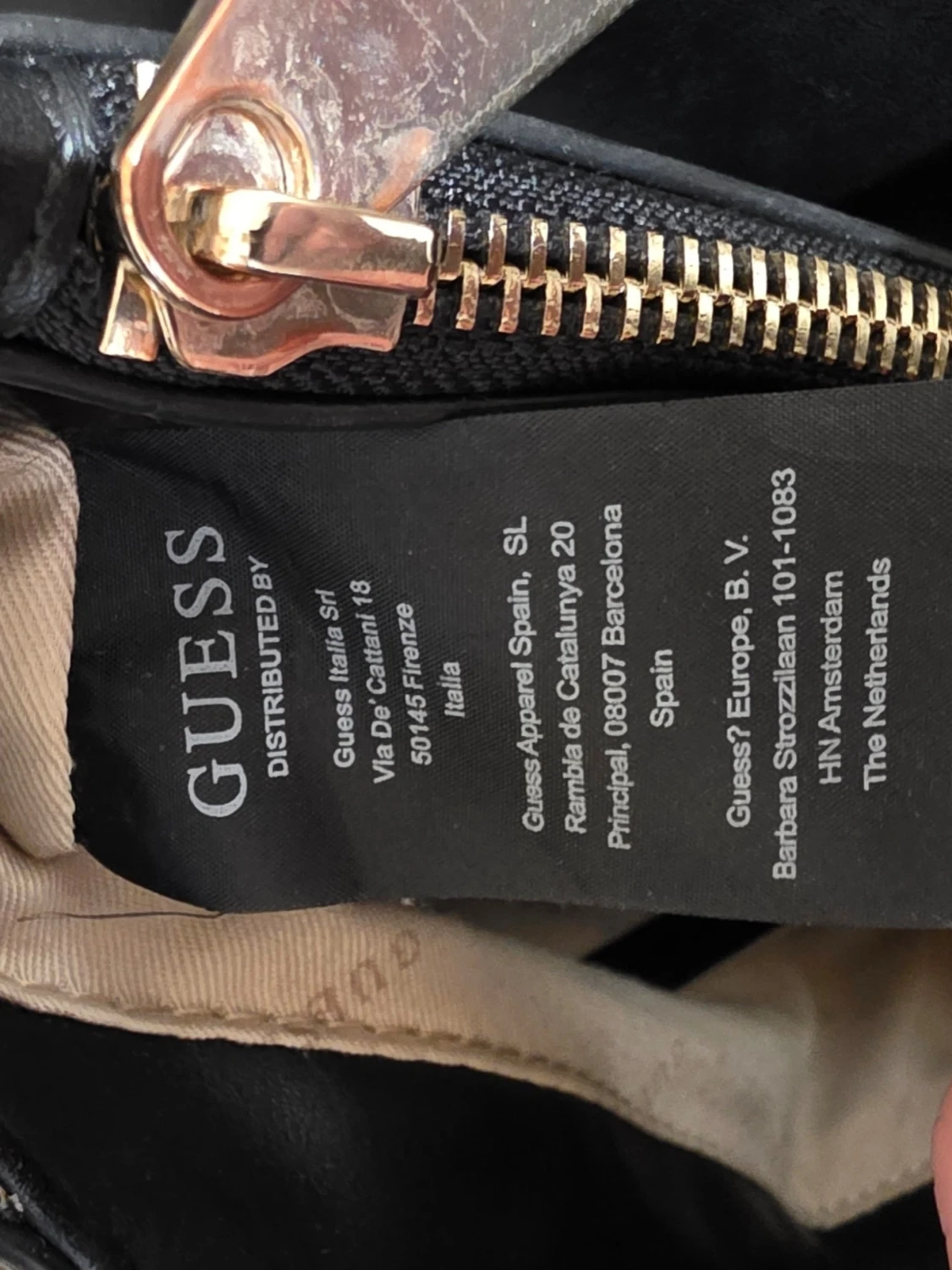 Svart handväska från Guess - 4