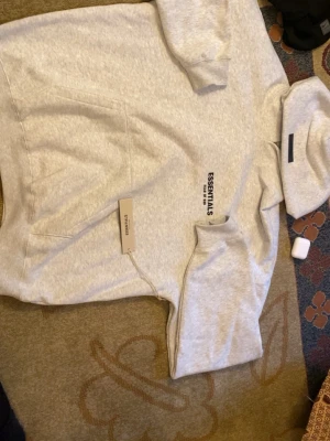 Essential hoodie - Essentials hoodie, storlek L helt ny fick den i julklapp. Har inte använts efterosm att det blev lite för stor för mig. Om du har frågor om köp, skriv 💬🤩